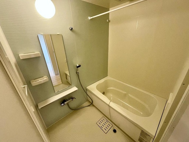 バス・シャワールーム　※同社施工の類似物件の写真です。