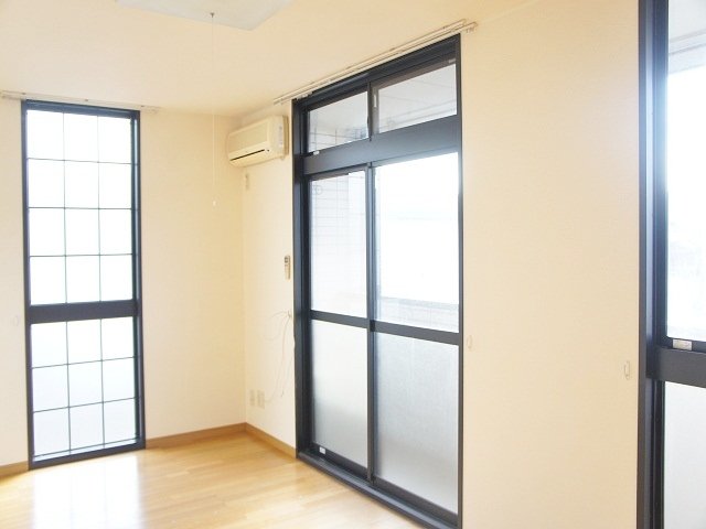 その他　大きな窓がたくさんあるので、とても明るいです♪