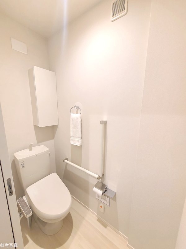 トイレ　トイレには手すりが標準装備