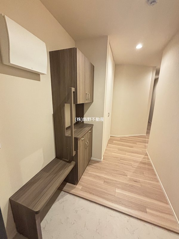 玄関　靴を脱いだり履いたりする時の転倒リスクに備え、手すりとベンチ