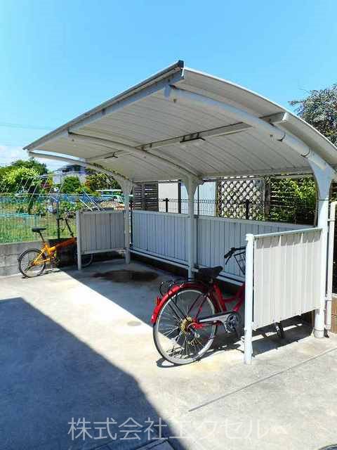 その他共有部分　屋根付きの駐輪場です。