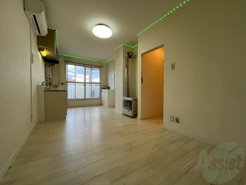 居室・リビング　１０帖の洋室です。広々として、きれいですね。