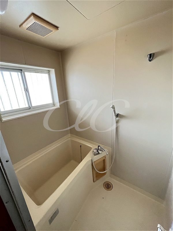 バス・シャワールーム　浴室に窓あり