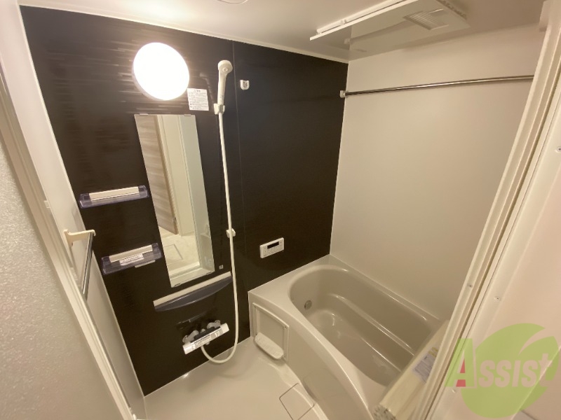 バス・シャワールーム　落ち着いたデザインの浴室。ゆったりできそうです。