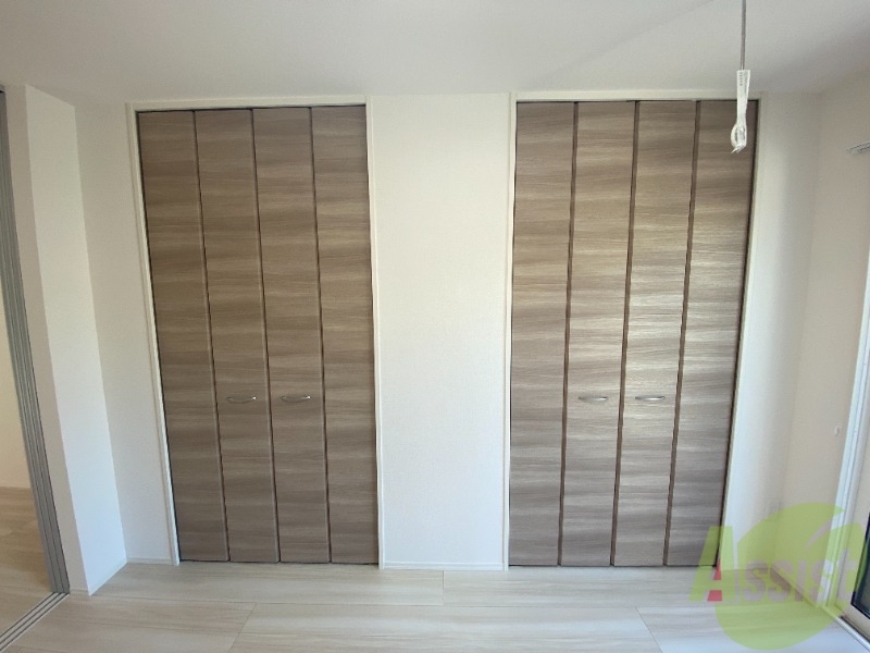 収納　洋室にあるクローゼットです。両開きになっています。