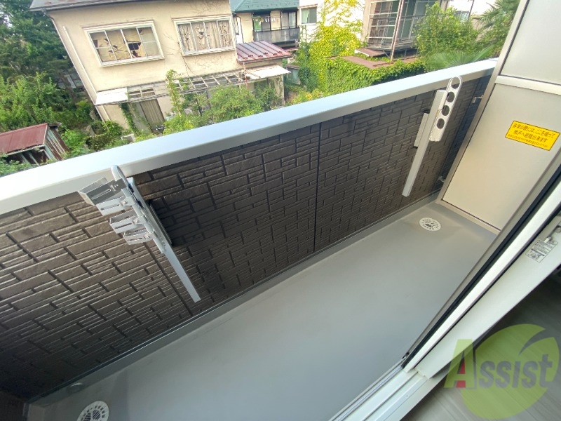 バルコニー　バルコニーは洗濯物がはかどりそうな広さがありますよ。