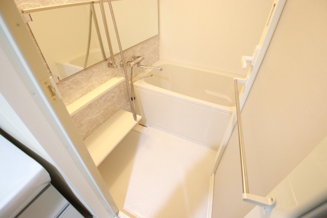 バス・シャワールーム　※別部屋の参考写真のため、現状優先です。