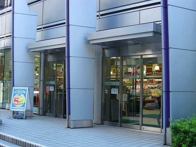 スーパー　ピーコックストア西梅田店（スーパー）まで611m