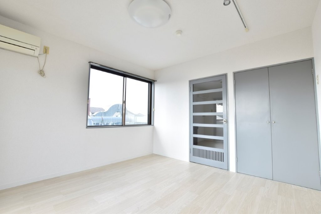 居室・リビング　別角度からのリビング