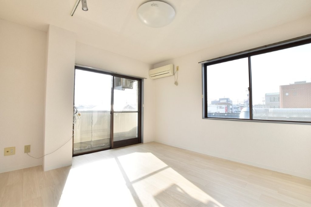 居室・リビング　2面採光で明るいです