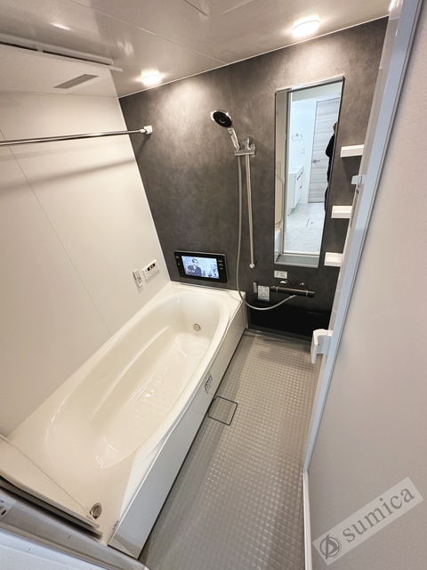 バス・シャワールーム　浴室テレビ付きの大きいバスルームでお寛ぎください♪♪