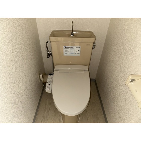 トイレ　温水洗浄便座付きのトイレです。