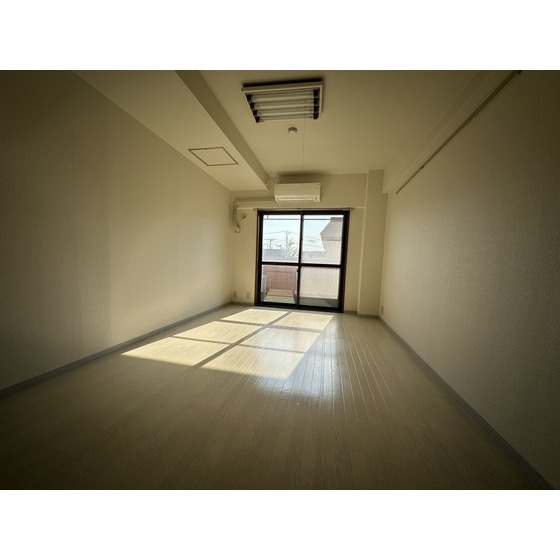 居室・リビング　６．７帖の洋室です。