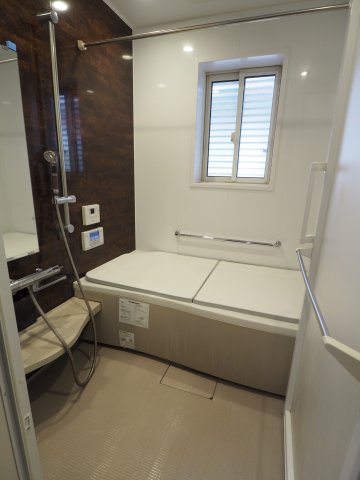 バス・シャワールーム　安全性を求めた手すりが付いてます。窓が付いてますので明るくて