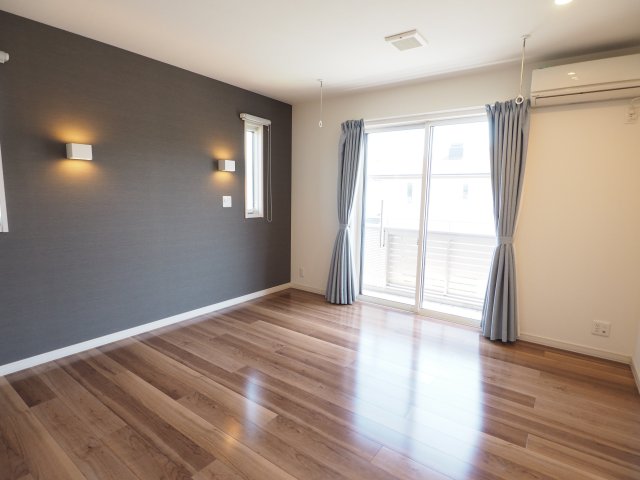 居室・リビング　こちらは8.7帖のお部屋になり、どのお部屋も陽射しが入り明る