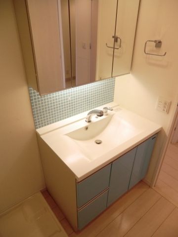 洗面設備　三面鏡付多機能洗面台