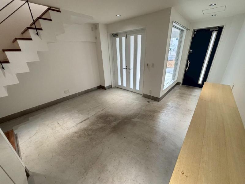 玄関　土間１１帖　ガレージやオープンクロークとしても