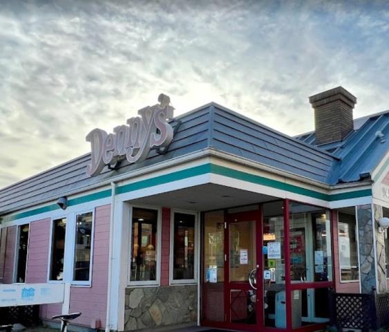 飲食店　デニーズ伊勢原店（飲食店）まで744m