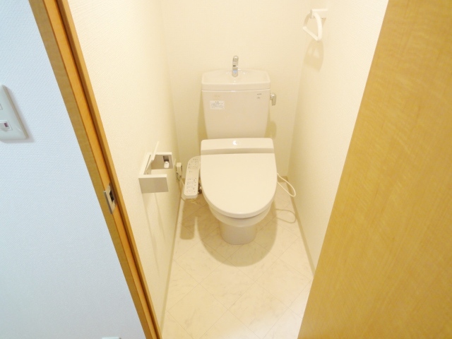 トイレ　同物件、別号室のものです。