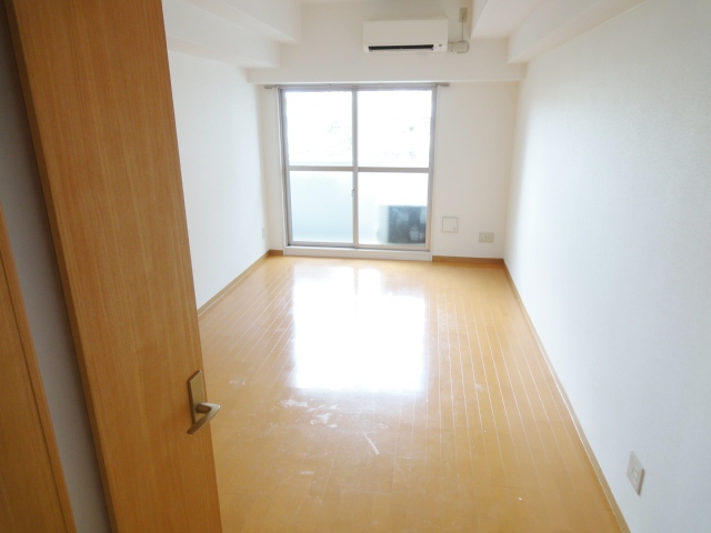 居室・リビング　同物件、別号室のものです。