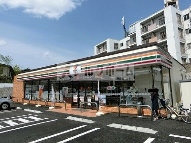 コンビニ　セブンイレブン柏原田辺店（コンビニ）まで584m