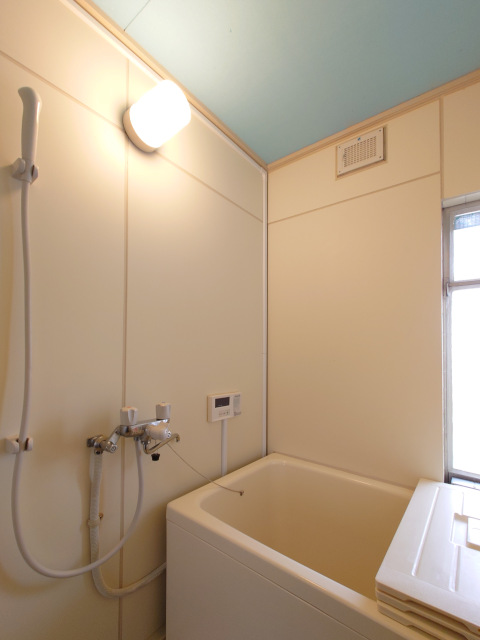 バス・シャワールーム　※この写真は反転タイプの部屋の写真です。