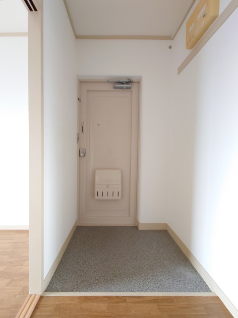 玄関　※この写真は反転タイプの部屋の写真です。