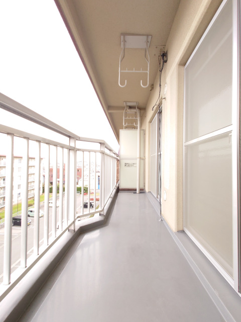 バルコニー　※この写真は反転タイプの部屋の写真です。