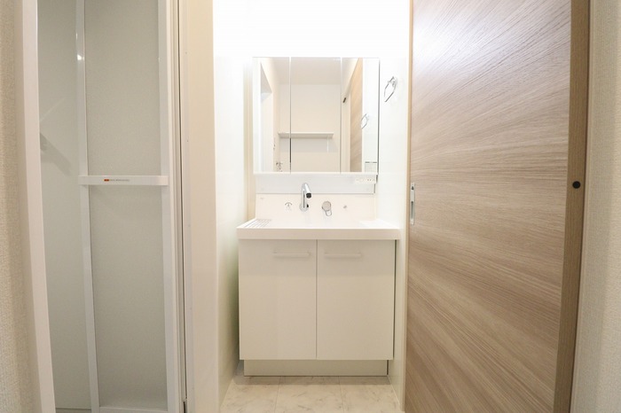 洗面設備　三面鏡付き洗面化粧台