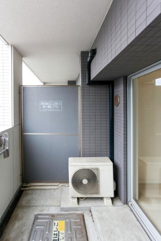 バルコニー　別号室のものです。現状優先になります。