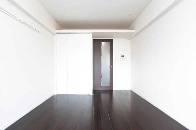 居室・リビング　別号室のものです。現状優先になります。 ※実際は出窓がござい