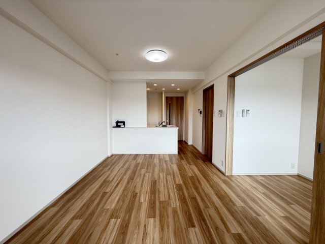 居室・リビング　同型タイプの写真（階数が異なります）。現況優先となります。