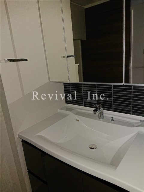 洗面設備　毎日の身だしなみチェックに必須ですね