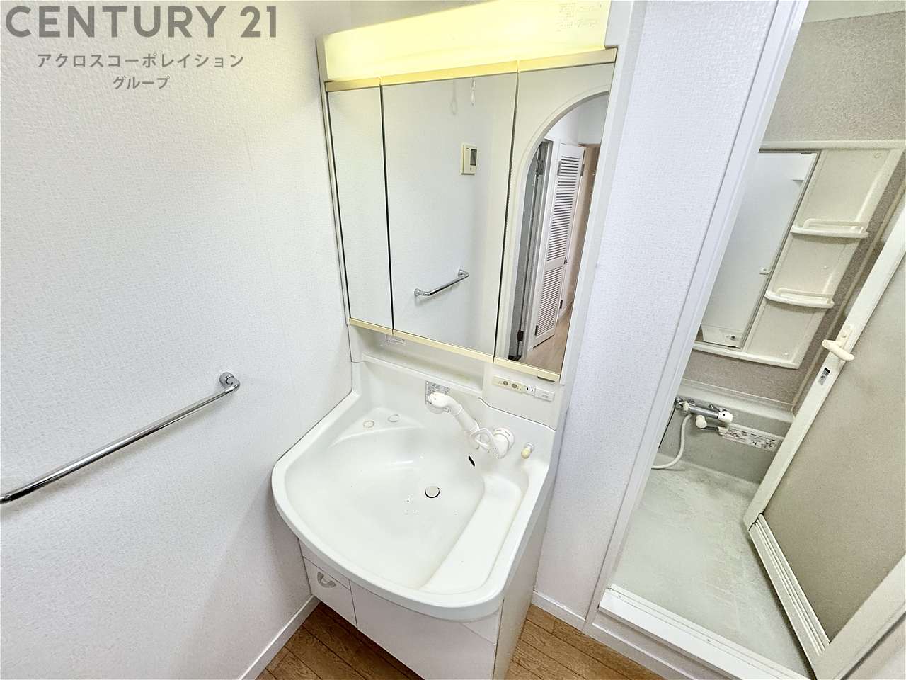 洗面設備　見やすい三面鏡