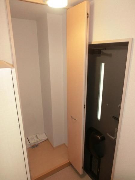 玄関　シューズボックス他に収納スペース玄関にあります