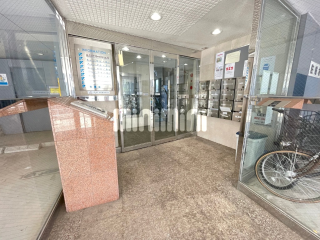 エントランス　２面採光はやっぱり開放感がありますね