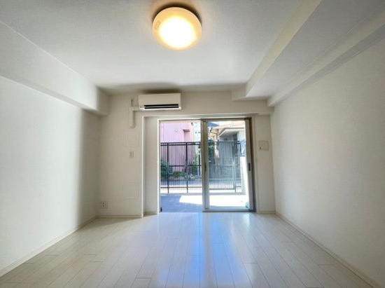 居室・リビング　約7.6帖の洋室です