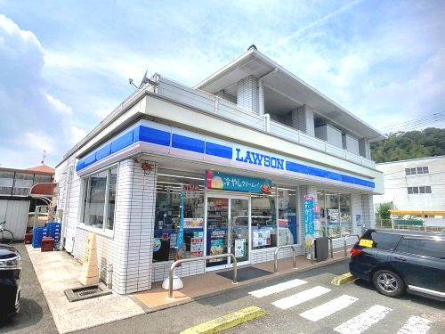 コンビニ　ローソン 伊野駅前店（コンビニ）まで497m