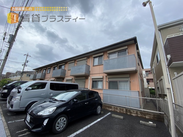 建物外観　前面駐車場で日当たり良好！