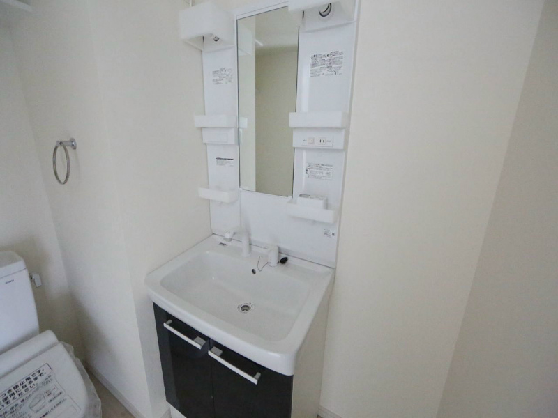 洗面設備　脱衣所　独立洗面台（シャンプードレッサー付）収納スペース有