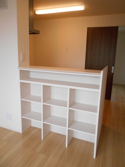 収納　対面キッチン前物入れ