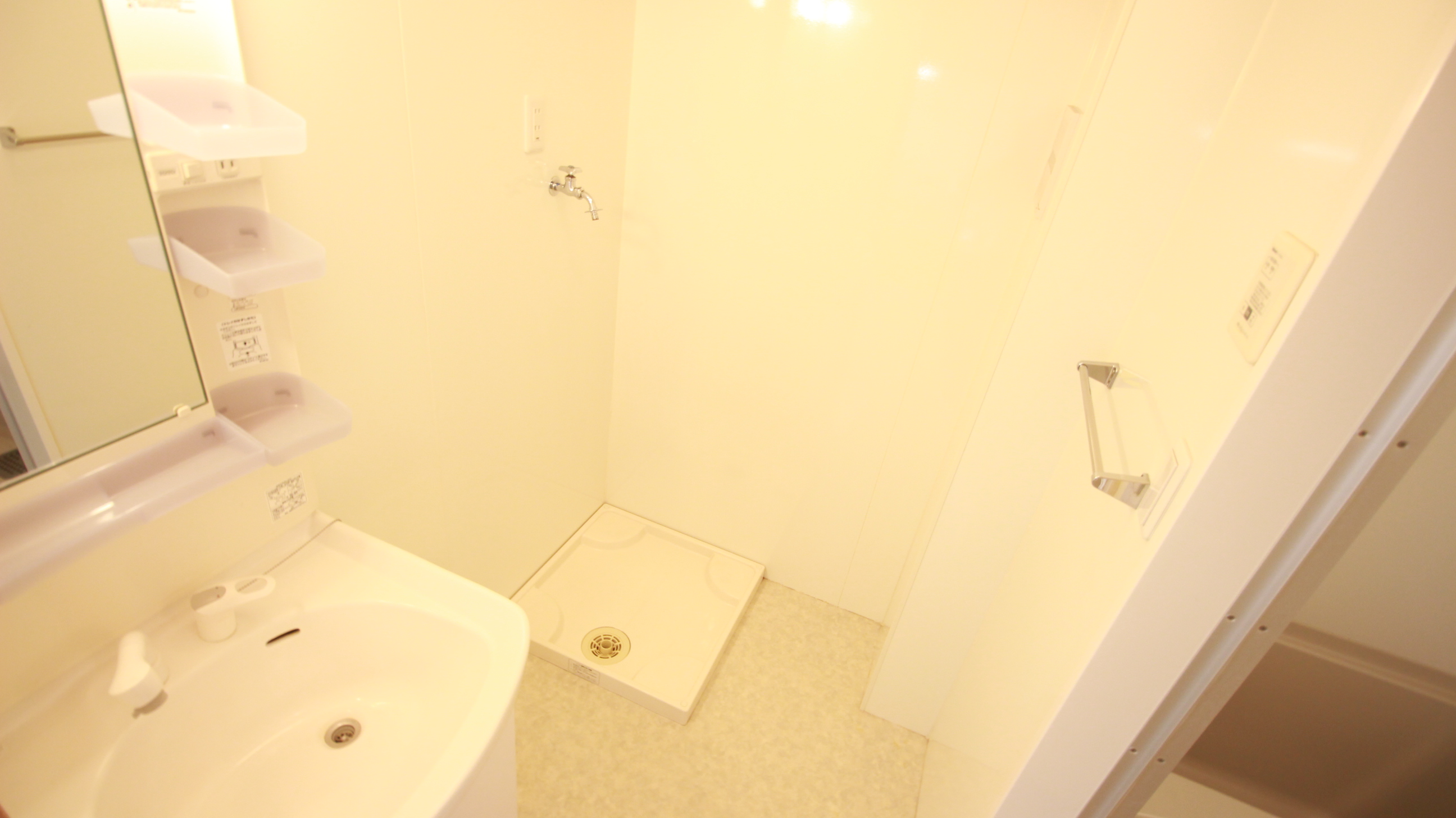 洗面設備　シャワー付洗面台♪脱衣室はドア付で女性も安心♪