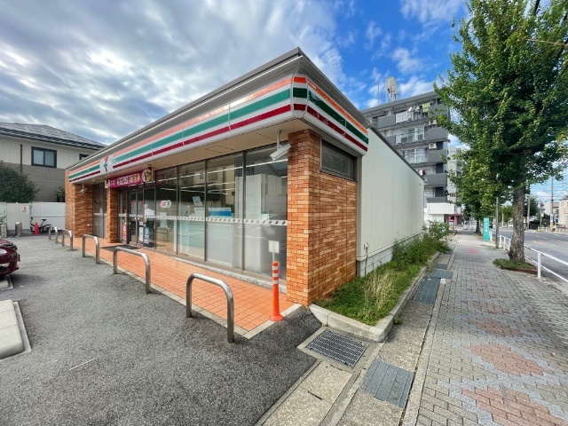 コンビニ　セブンイレブン（コンビニ）まで240m