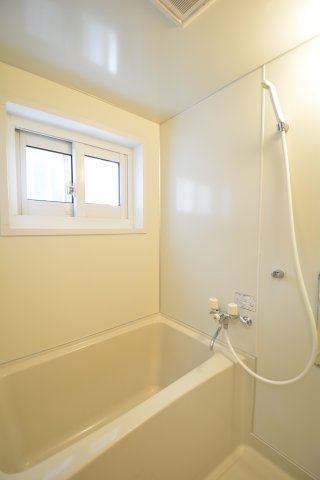 バス・シャワールーム　窓付き　お風呂で日々の疲れを落としましょう