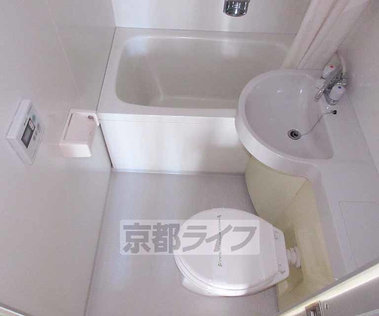 バス・シャワールーム　お風呂、洗面台、トイレの３点セットです