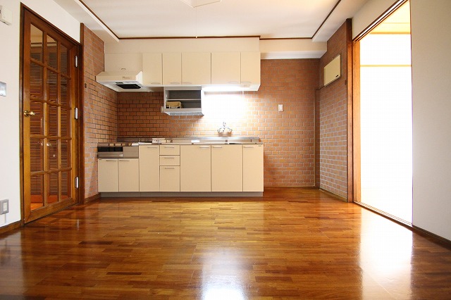 居室・リビング　同物件、別号室のものです。