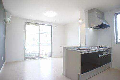 居室・リビング　リビングと人気の対面式キッチン★室内も白黒でスタイリッシュ！