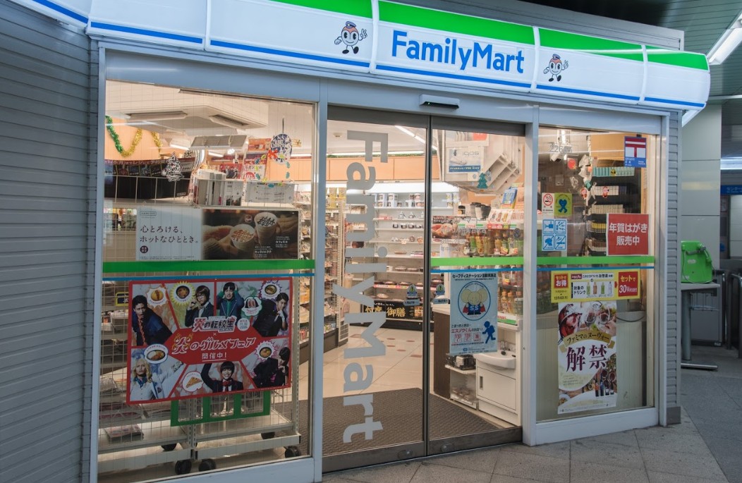 コンビニ　ファミリーマートはまりん仲町台駅店（コンビニ）まで412m