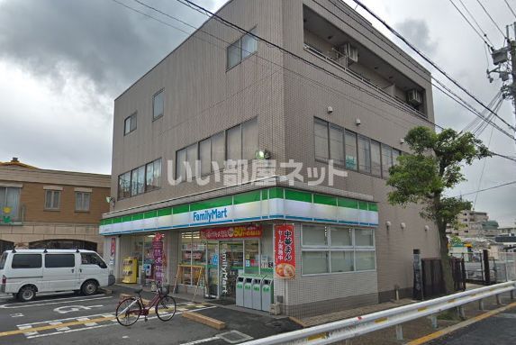 コンビニ　ファミリーマート小浦忠岡南店（コンビニ）まで590m
