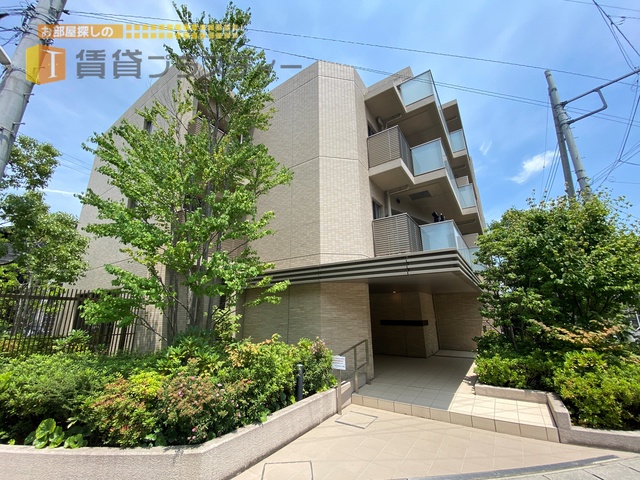 建物外観　木々に囲まれた高級分譲賃貸です。